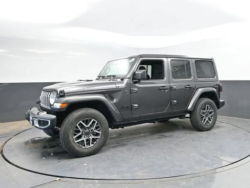Used 2025 Jeep Wrangler Unlimited Sahara AWD/4WD image 9