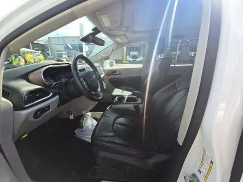 Used 2018 Chrysler Pacifica Touring-L Plus w/ Advanced Safetytec Group image 9