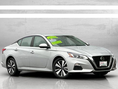 Used 2021 Nissan Altima 2.5 SV image 2