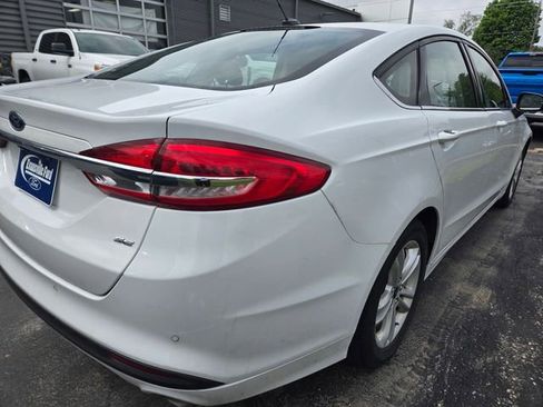 Used 2018 Ford Fusion SE w/ Fusion SE Technology Package FWD image 5