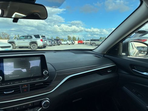 Used 2025 Nissan Altima 2.5 SV image 35