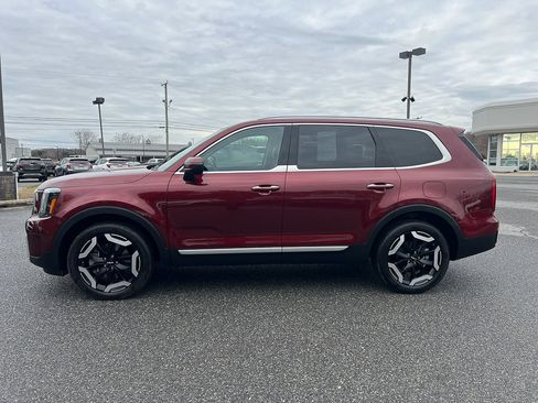 Used 2024 Kia Telluride S image 2