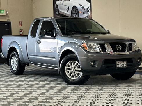 Used 2018 Nissan Frontier SV RWD image 2