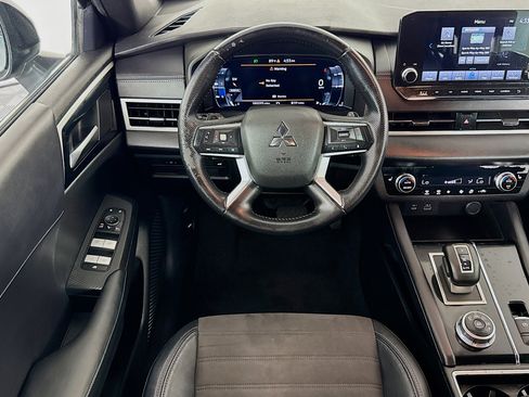 Used 2023 Mitsubishi Outlander SE image 16