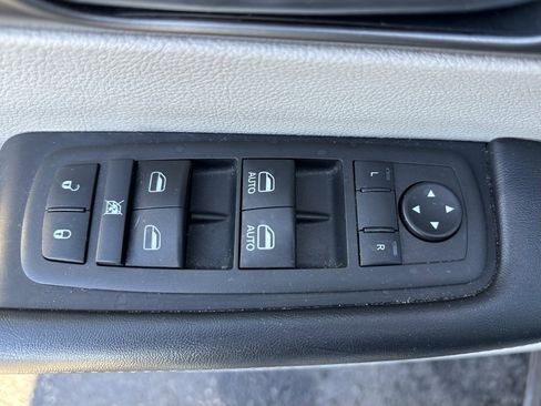 Used 2022 Chrysler Pacifica Touring-L image 26