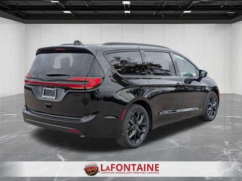 New 2026 Chrysler Pacifica Select w/ S Appearance Package image 5