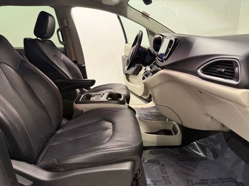 Used 2022 Chrysler Pacifica Touring-L FWD image 30