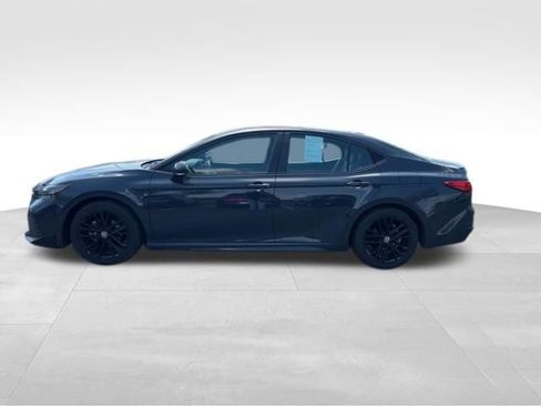 Used 2025 Toyota Camry SE image 4