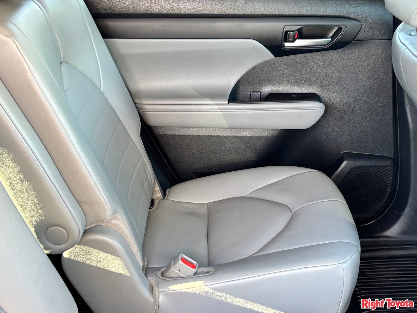 Used 2024 Toyota Highlander XLE AWD/4WD image 15
