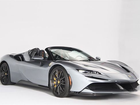 Used 2023 Ferrari SF90 Spider image 2