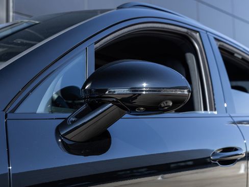 Certified 2026 Porsche Macan AWD/4WD image 17