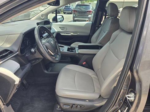 Used 2025 Toyota Sienna XLE w/ XLE Plus Package FWD image 13