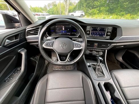 Used 2024 Volkswagen Jetta SE FWD image 16