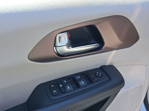 Used 2023 Chrysler Voyager LX FWD image 30