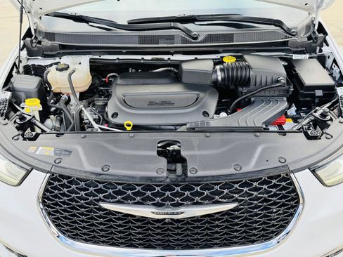 Used 2023 Chrysler Pacifica Touring-L image 42
