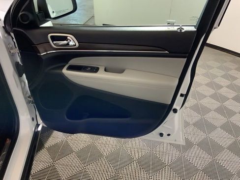 Used 2018 Jeep Grand Cherokee Limited AWD/4WD image 32