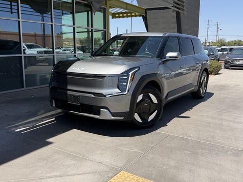 Used 2024 Kia EV9 Light RWD image 2