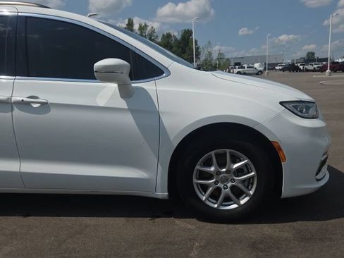 Used 2022 Chrysler Pacifica Touring-L FWD image 4