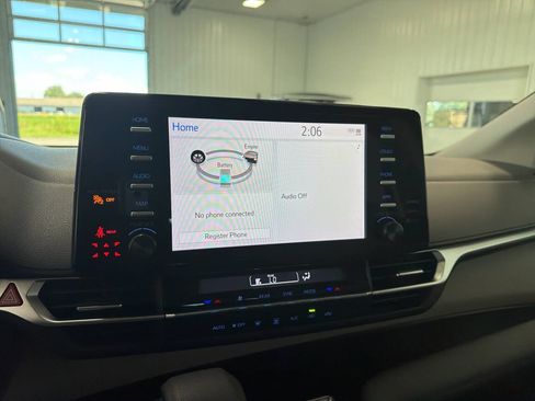 Used 2024 Toyota Sienna LE AWD/4WD image 13
