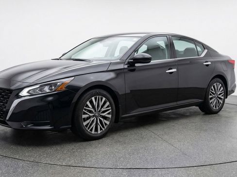 Used 2025 Nissan Altima 2.5 SV FWD image 3