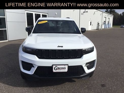 Used 2025 Jeep Grand Cherokee Altitude AWD/4WD image 3