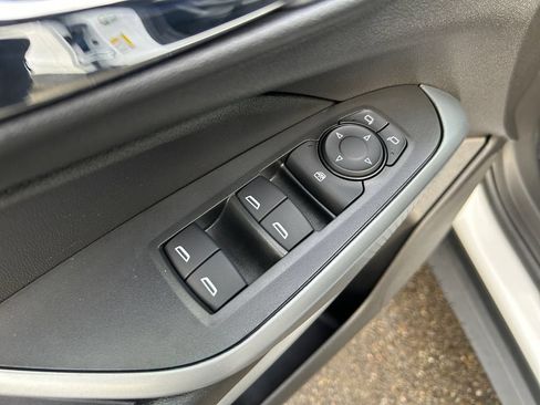 Used 2025 Chevrolet Trax RS w/ Sunroof Package FWD image 23