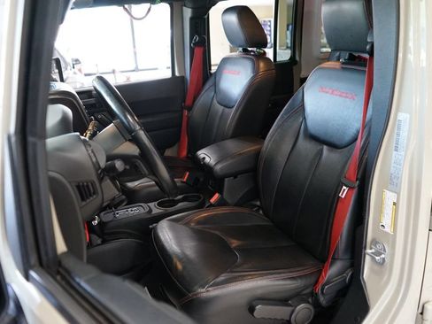 Used 2017 Jeep Wrangler Unlimited Rubicon AWD/4WD image 2