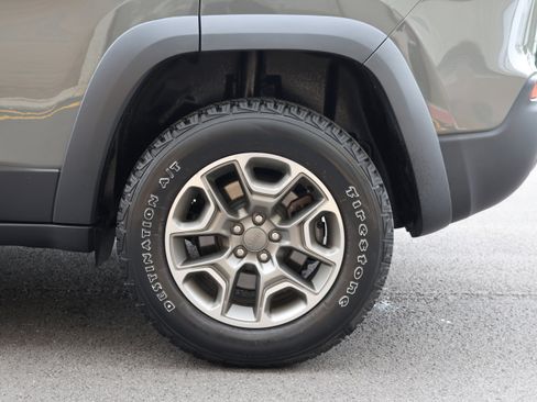 Used 2022 Jeep Cherokee Trailhawk AWD/4WD image 9