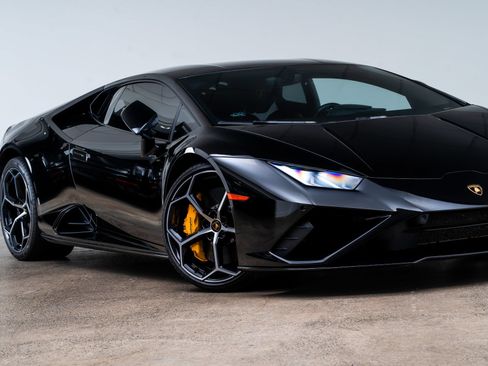 Used 2022 Lamborghini Huracan EVO RWD image 2
