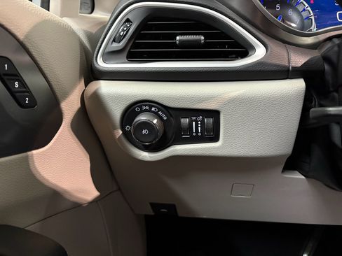 Used 2024 Chrysler Pacifica Touring-L FWD image 19