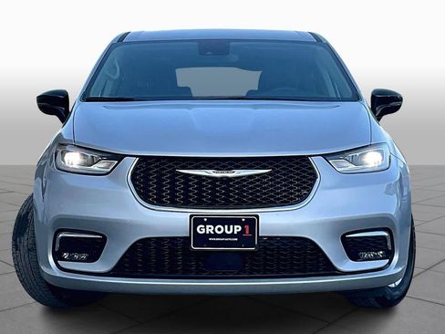 Used 2024 Chrysler Pacifica Touring-L image 4