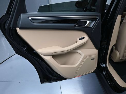 Certified 2026 Porsche Macan AWD/4WD image 23