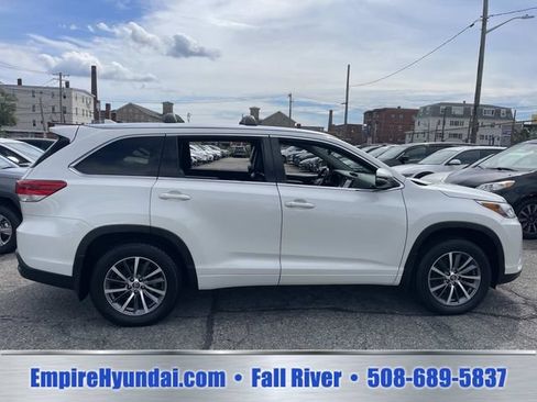 Used 2017 Toyota Highlander XLE AWD/4WD image 3
