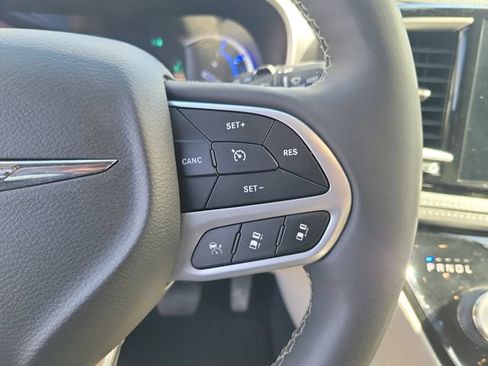 Used 2023 Chrysler Pacifica Touring-L FWD image 19