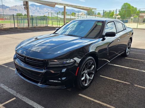 Used 2015 Dodge Charger SXT RWD image 1
