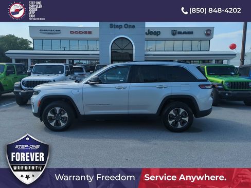 Used 2022 Jeep Grand Cherokee Limited 4xe w/ Luxury Tech Group II AWD/4WD image 3