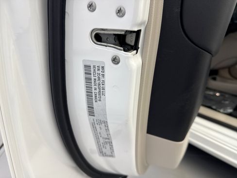 Used 2023 Chrysler Pacifica Touring-L FWD image 25