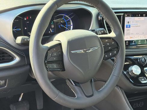 Used 2025 Chrysler Pacifica Premium FWD image 10