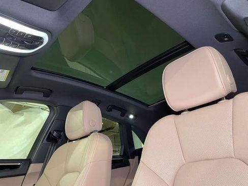 Certified 2025 Porsche Macan image 18