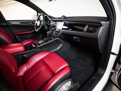 Certified 2023 Porsche Macan AWD/4WD image 28