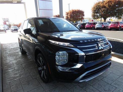 New 2025 Mitsubishi Outlander SE image 3