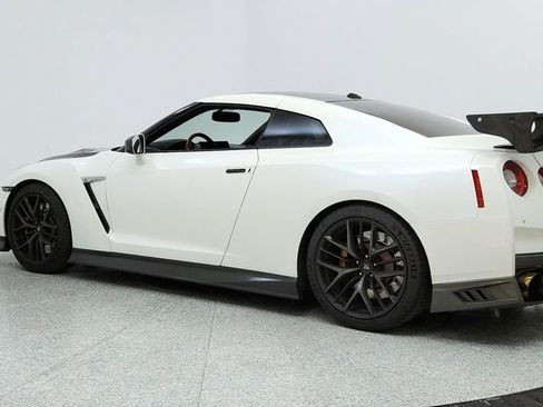 Used 2017 Nissan GT-R Premium w/ Premium Interior Package image 3