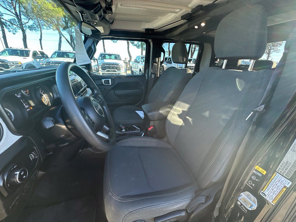 Used 2025 Jeep Gladiator Sport AWD/4WD image 7