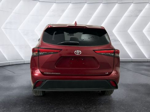 Used 2021 Toyota Highlander LE FWD image 5
