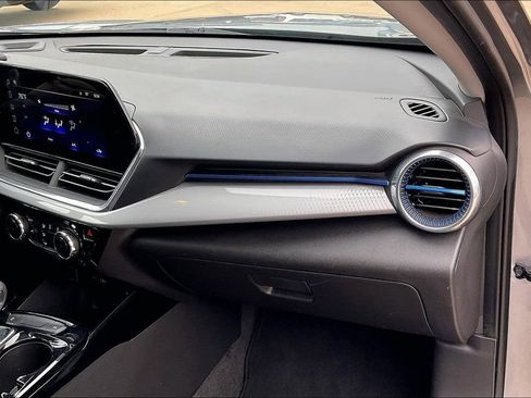 Used 2025 Chevrolet Trax LT FWD image 16