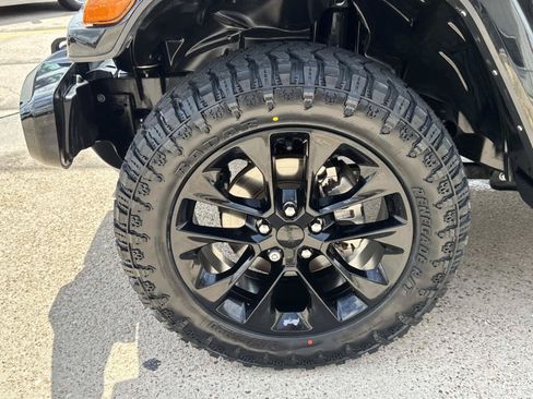 Used 2023 Jeep Gladiator Overland AWD/4WD image 4