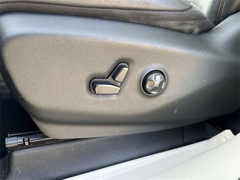 Used 2020 Chrysler Pacifica Touring-L image 18