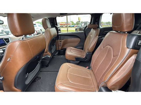 Used 2017 Chrysler Pacifica Limited w/ Advanced Safetytec Group FWD image 38