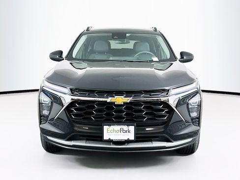 Used 2025 Chevrolet Trax LT FWD image 2