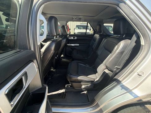 Used 2021 Ford Explorer Limited w/ Equipment Group 301A AWD/4WD image 11